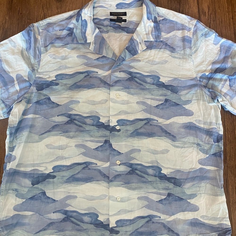 Banana Republic Blue and White Casual Button-Down Shirt